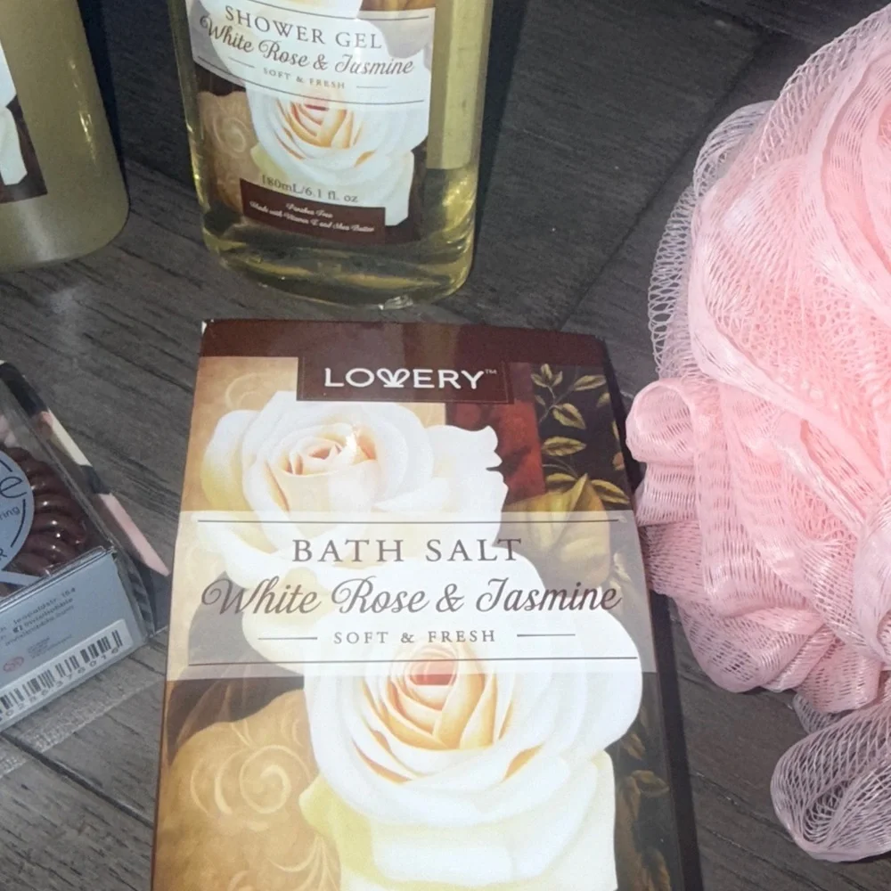 Lovery and Bath salt & Bubble bath and shower gel Set with strong grip hair tie
